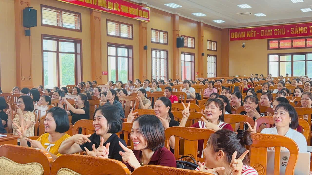 Cán bộ quản lý tương tác, hưởng ứng phần trình bày chuyên đề tại buổi tập huấn