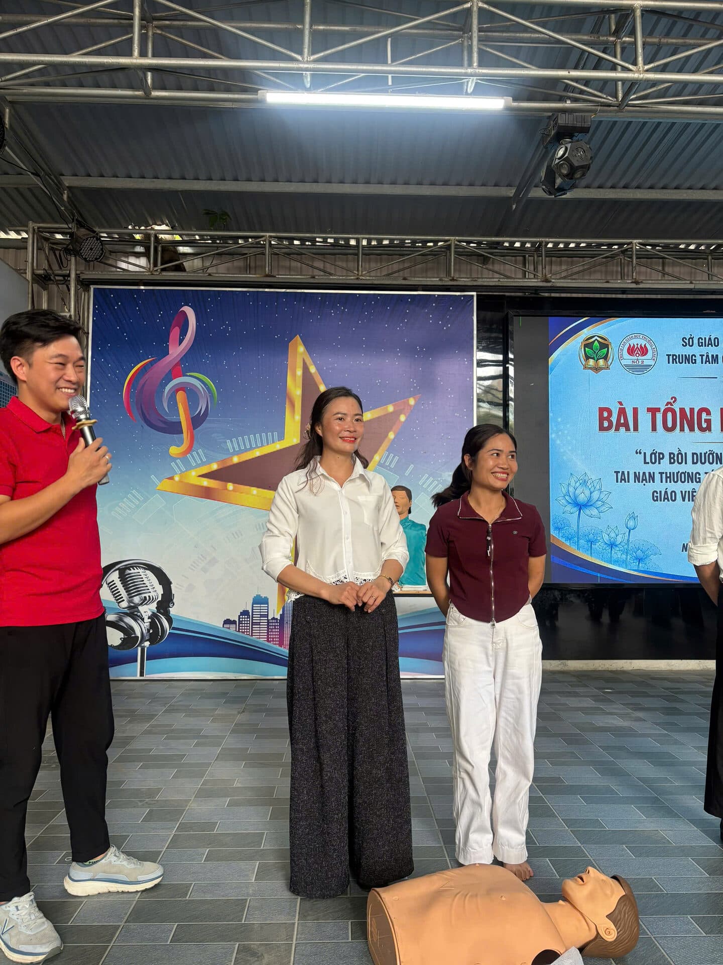 Đại diện chương trình hướng dẫn thực hành kỹ năng sơ cấp cứu trên sân khấu