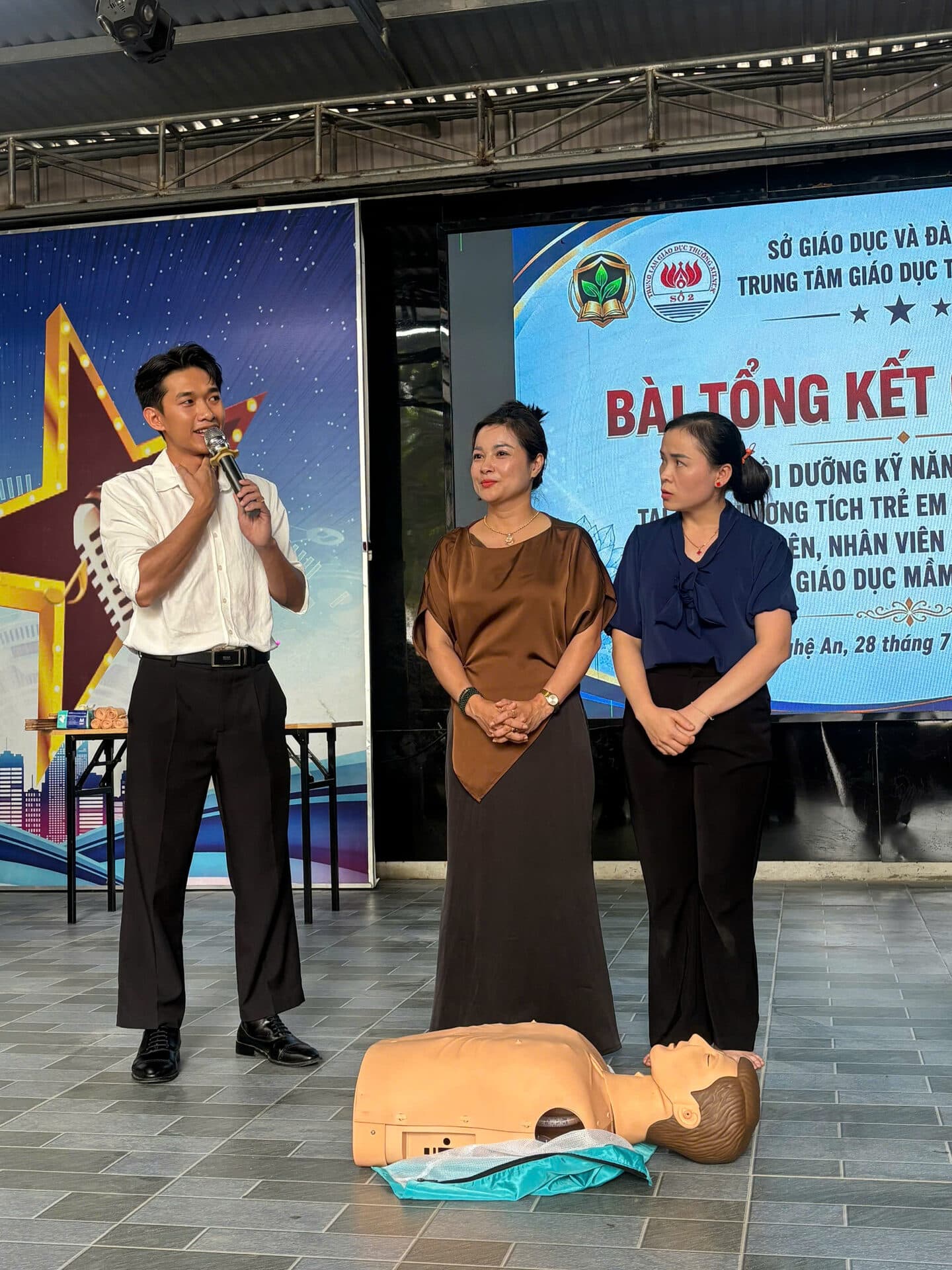 Đại diện đơn vị tổ chức phát biểu tại buổi tổng kết cuối khóa tập huấn