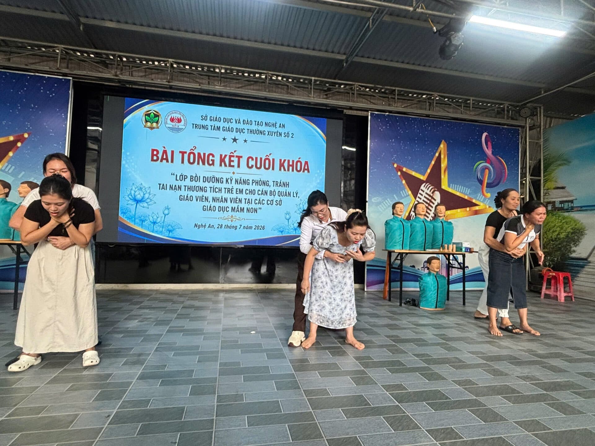 Các nhóm giáo viên thực hành xử lý tình huống an toàn theo cặp trên sân khấu