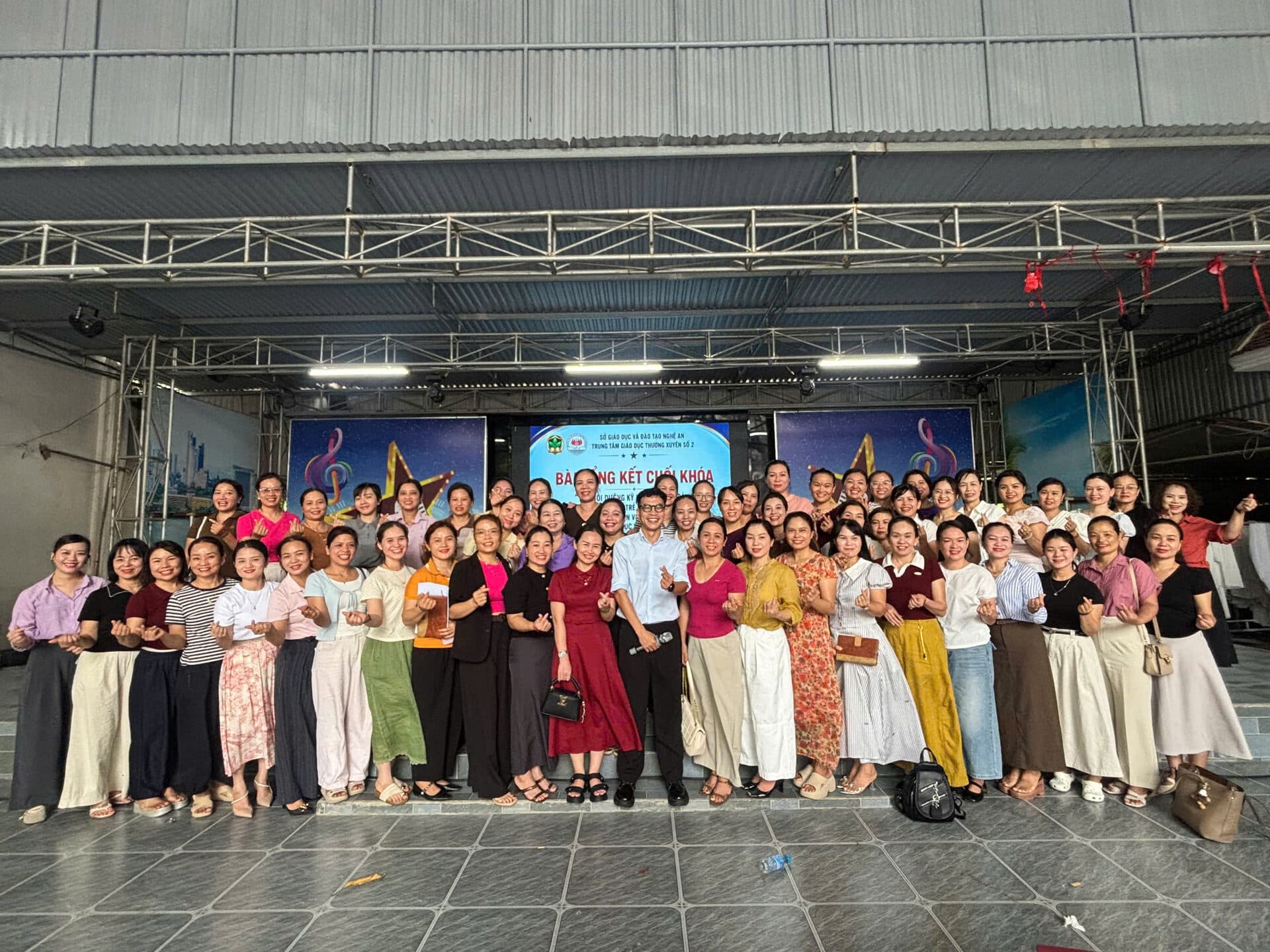 Ảnh tập thể giáo viên tham dự buổi tổng kết cuối khóa chương trình tập huấn tại Nghệ An